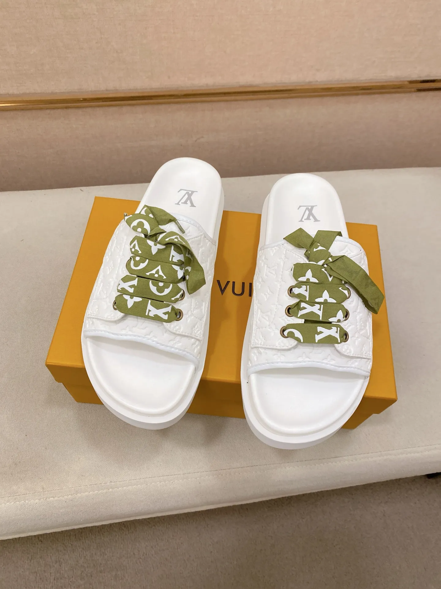 Men's shoes 💰: 340💰Made by LV🔍Top purchasing agents. Men's spring and summer slippers are available at the same counter. The uppers are imported cowhide from Italy, with logo graphics and high-quality craftsmanship. Soles: original soles specially provided by the original factory. Exclusive movable molded soles are super comfortable. Original goods follow orders. 🔍🔍High quality. You can enter and exit the counter at will. Welcome to compare. Size 38-44.